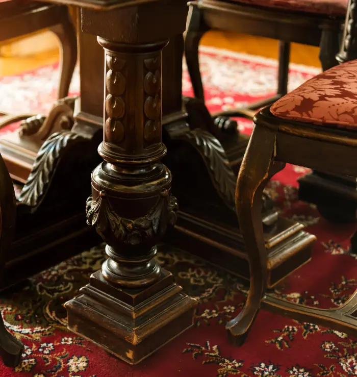 Réparation d'une table meuble ancien à Versailles